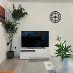 Modern 3 Bedroom House, Free Parking In Oxford