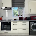 Modern 3 Bedroom House, Free Parking In Oxford