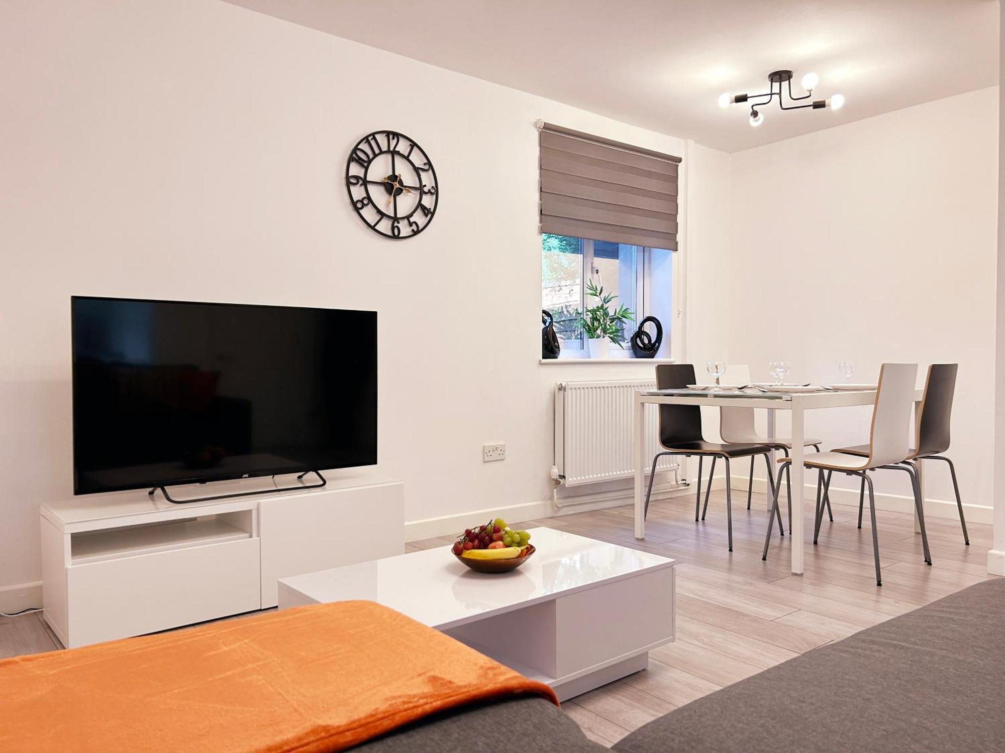 Modern 3 Bedroom House, Free Parking In Oxford