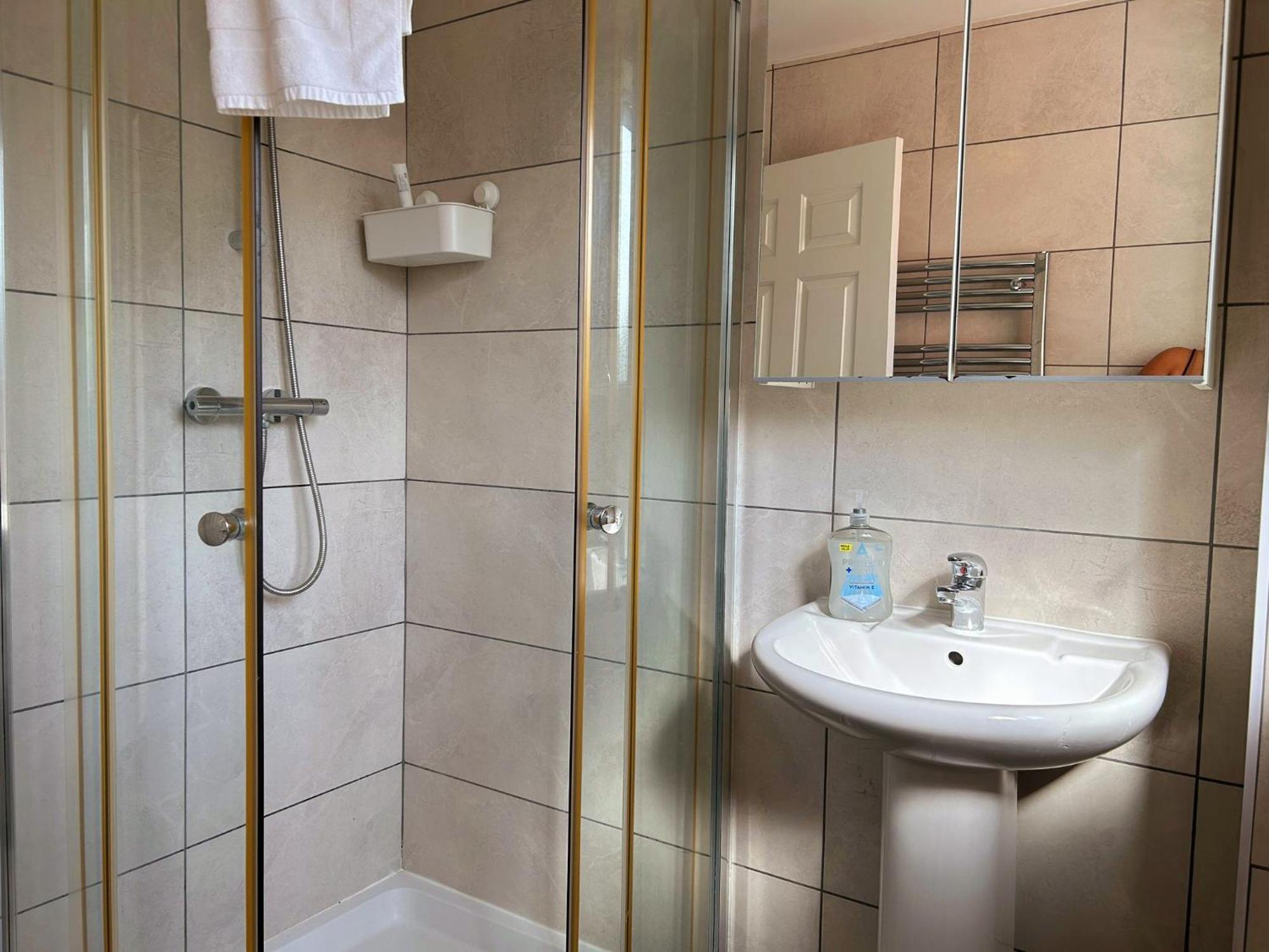 Modern 3 Bedroom House, Free Parking In Oxford